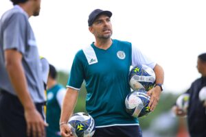 Andrés Carevic sigue con Sporting