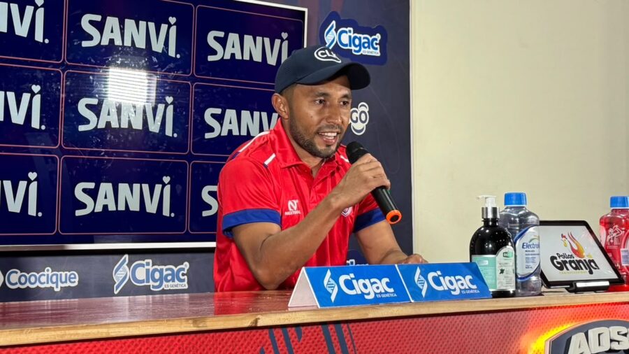 Allen Guevara en conferencia de prensa.