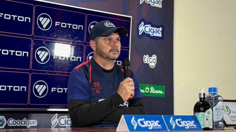 Conferencia de prensa Sandro Alfaro asistente tecnico del AD San Carlos.